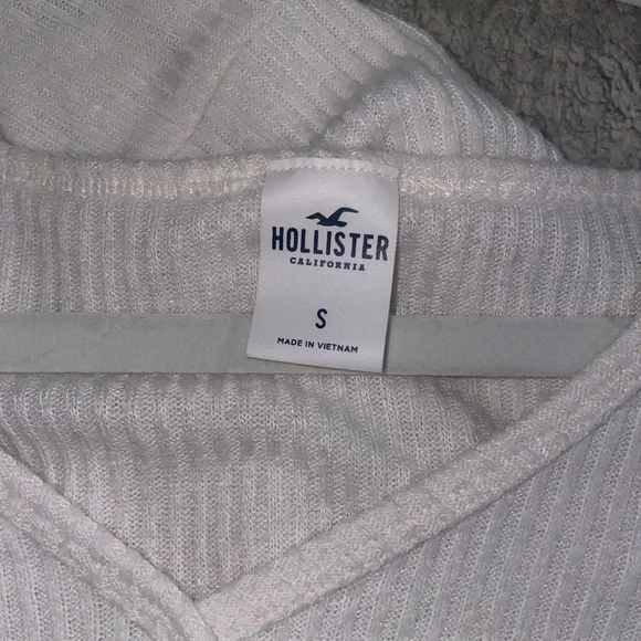 Hollister Cream sweater - Picture 2 of 2
